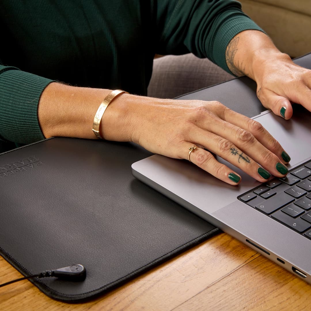 Universelle Größe Erdungsunterlage mit EMF-Schutz für Laptops, Tastaturen, Computermäuse. Kann zusätzlich unter dem Schreibtisch mit nackten Füßen und im Bett zum Schlafen verwendet werden.